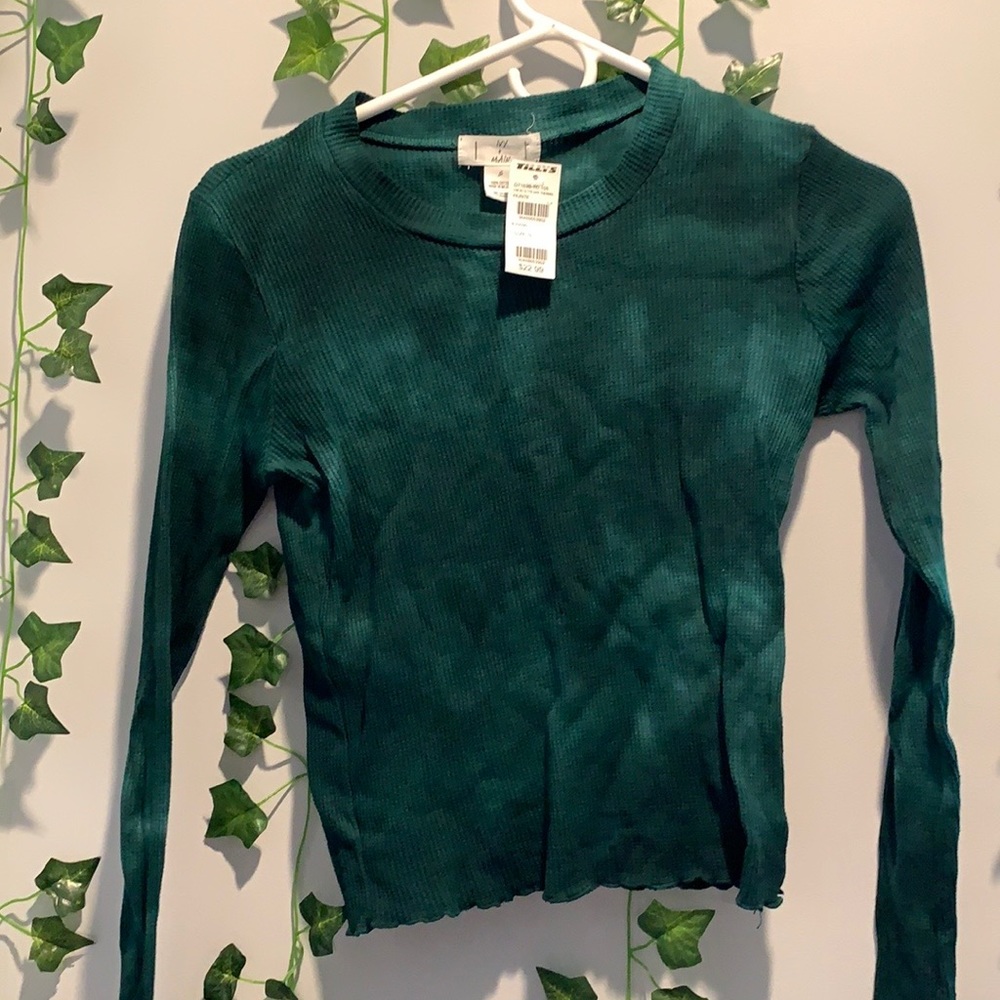 green long sleeve slightly cropped top
